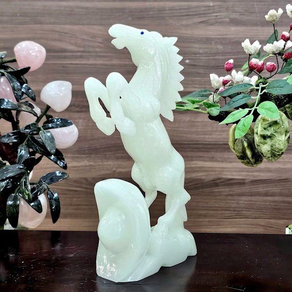 Tượng Ngựa Đứng Trên Thỏi Vàng 